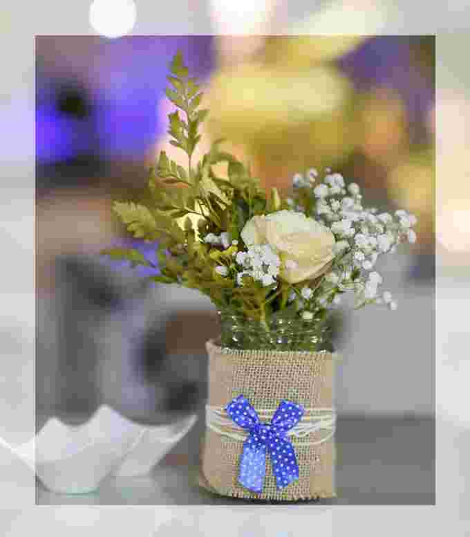 מתקן דקורטיבי לפרחים בגן האירועים