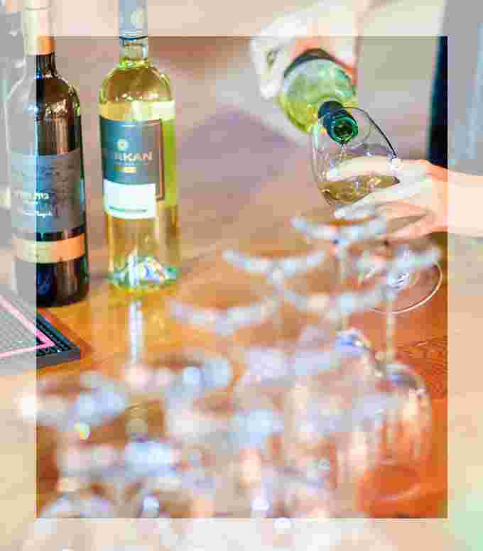 בר משקאות בשישי בצהריים