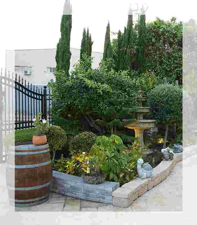 שער הכניסה לגן בשישי בצהריים