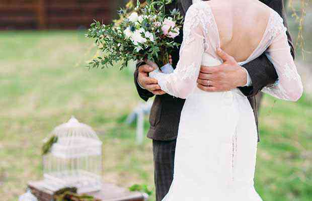 זוג מתחתן ביום שישי בצהריים