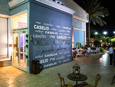 חזית אולם האירועים בחשכה