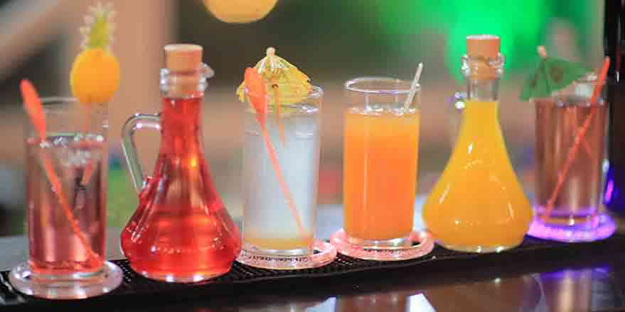 מגוון משקאות בבר המדהים