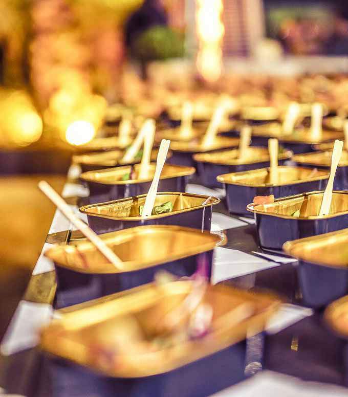 אוכל בכלים סגולים - בבופה בגן