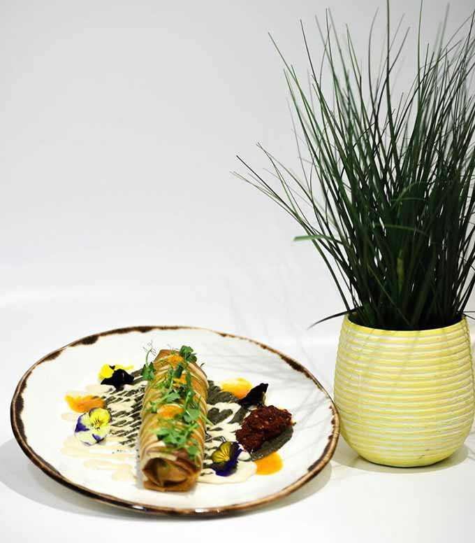 מנת מאפה ממולא לצד עציץ