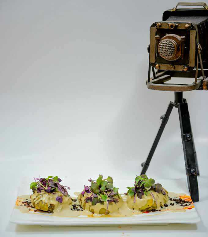 מנה מוכנה ליד מצלמה ישנה