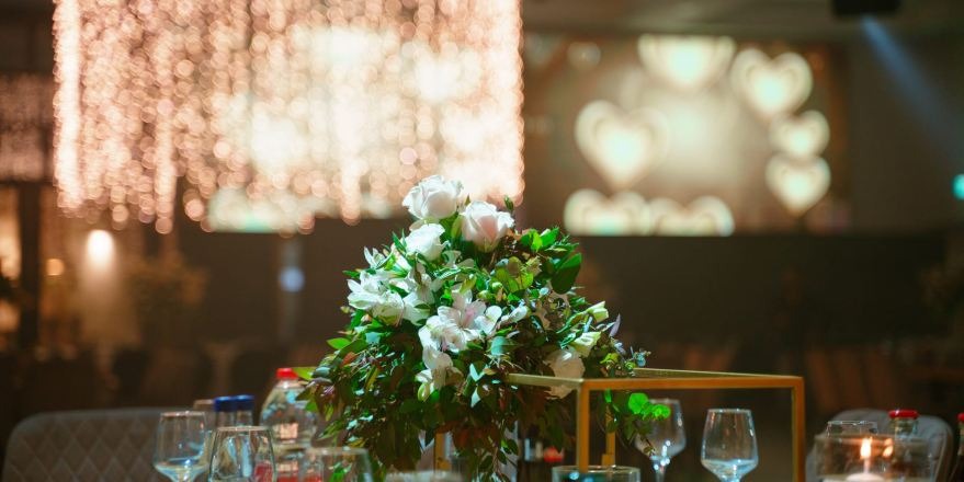 אגרטל מיוחד עם פרחים לבנים