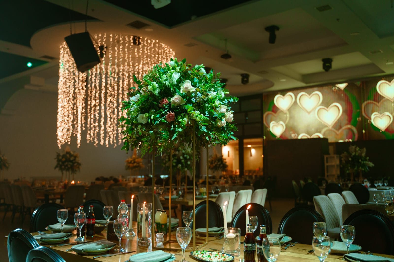 צמחיה דקורטיבית על שולחן בחתונה