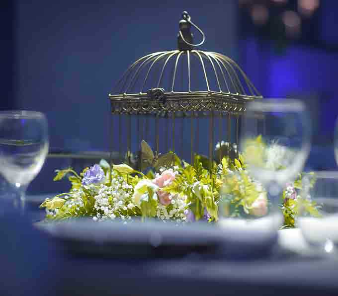 עיצוב פרחים מיוחד על השולחן