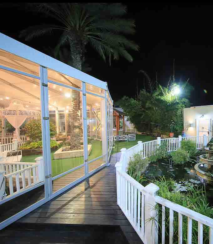 הגן המקורה עם הגשר וברכת הדגים