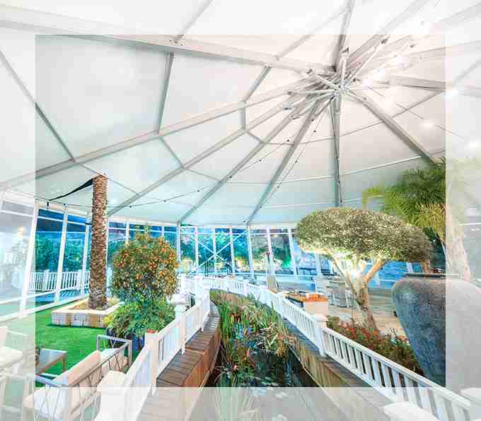 גשר מעל ברכת הדגים המקורה בחורף