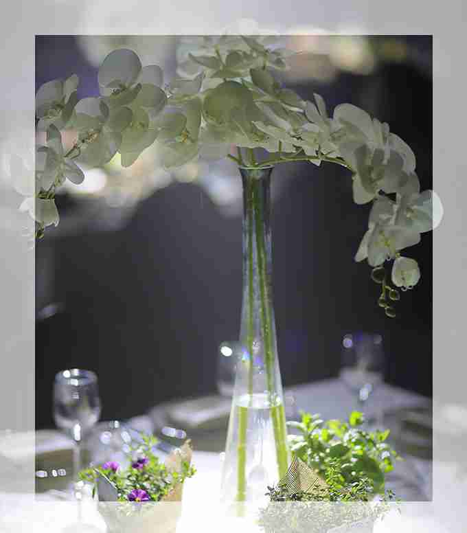 אגרטל ייחודי עם פרחים לבנים